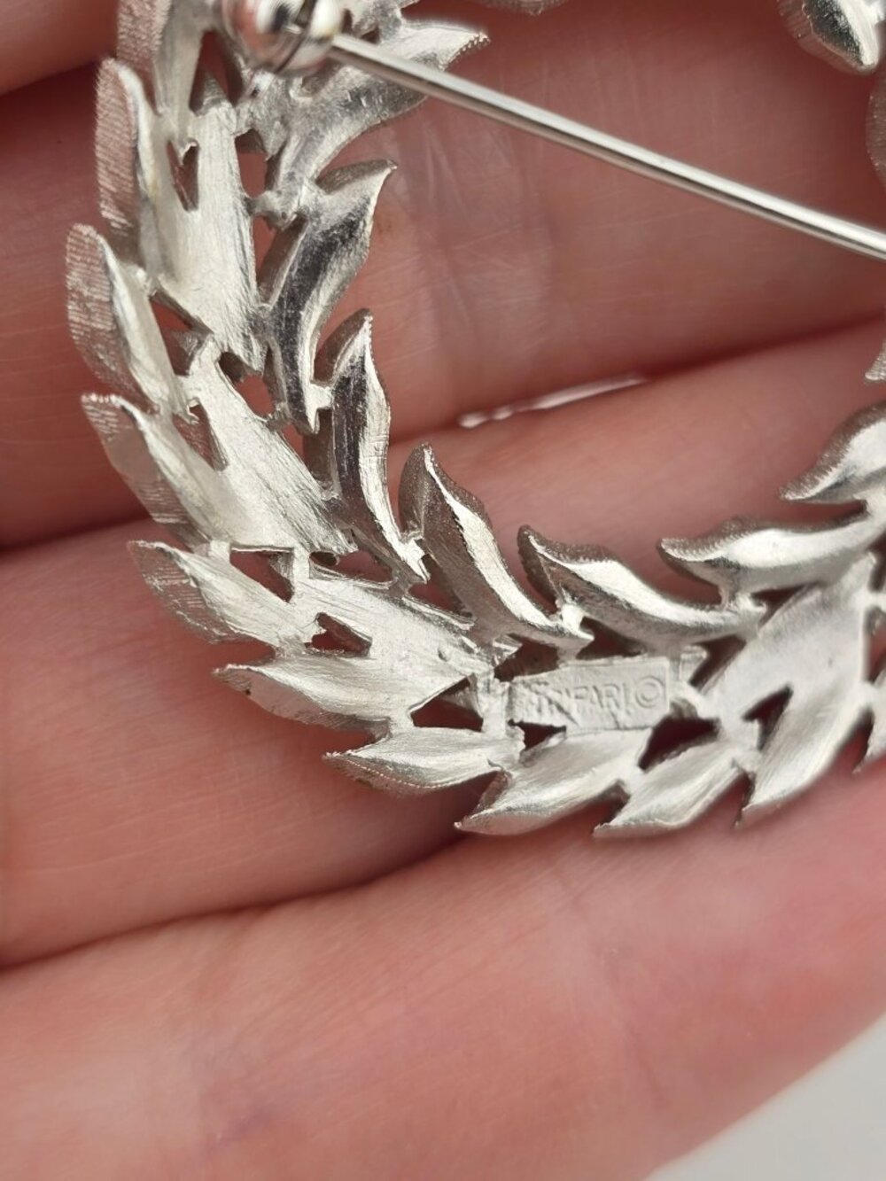 Vintage Trifari Silver-Tone Textured Leaf Wreath Brooch Pin Circular 2" - Picture 5 of 6